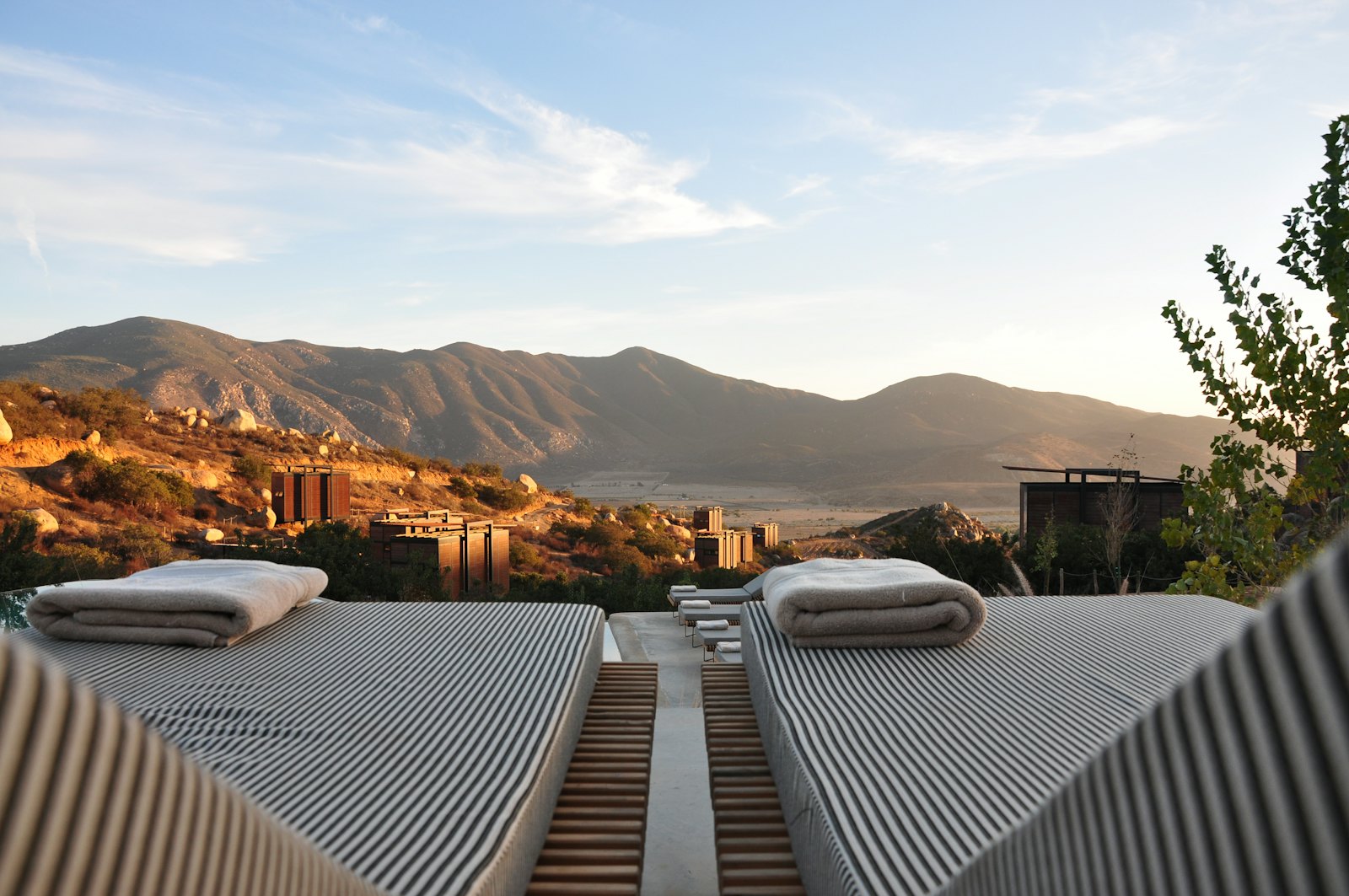 Terrasse d’un hébergement face aux montagnes au coucher du soleil