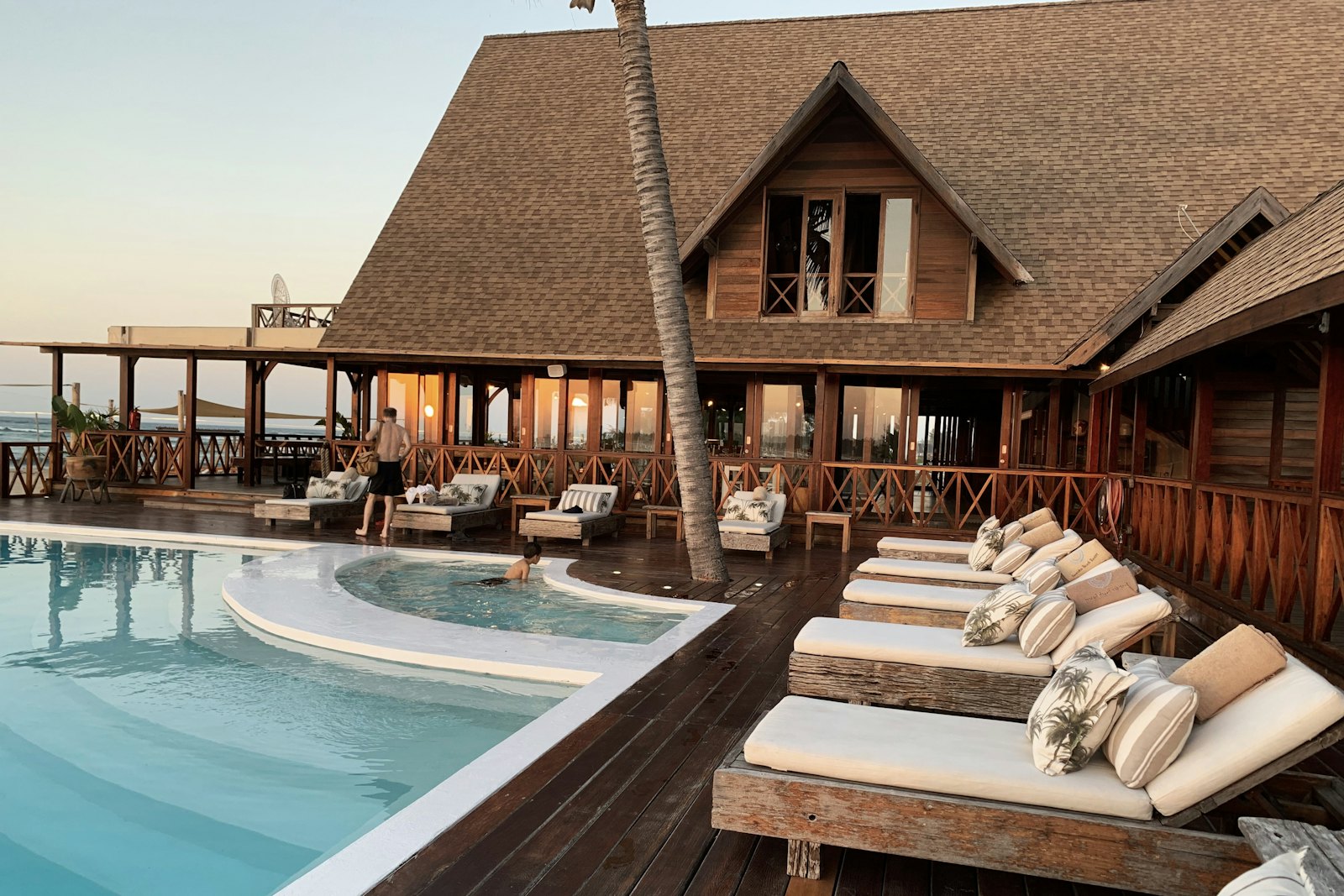 Terrasse en bois d’un hébergement au bord d’une piscine