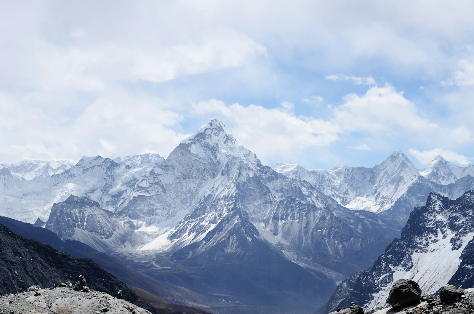 Massif montagneux enneigé sous un ciel dégagé