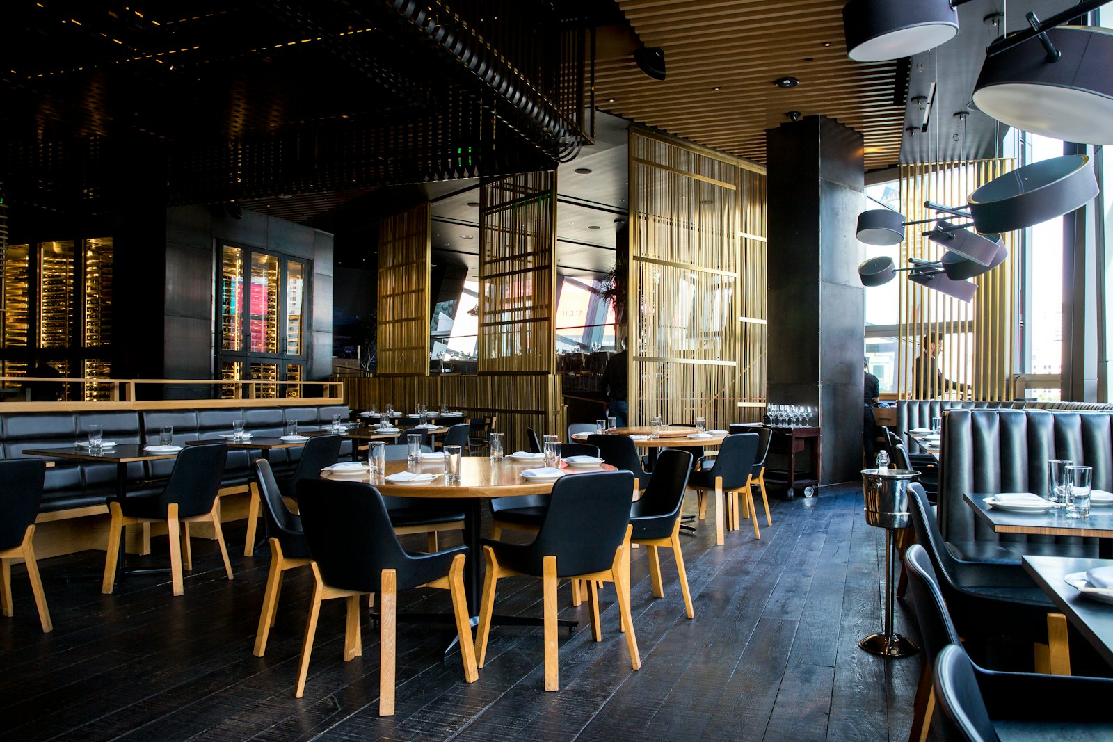 Salle de restaurant contemporaine aux tables dressées