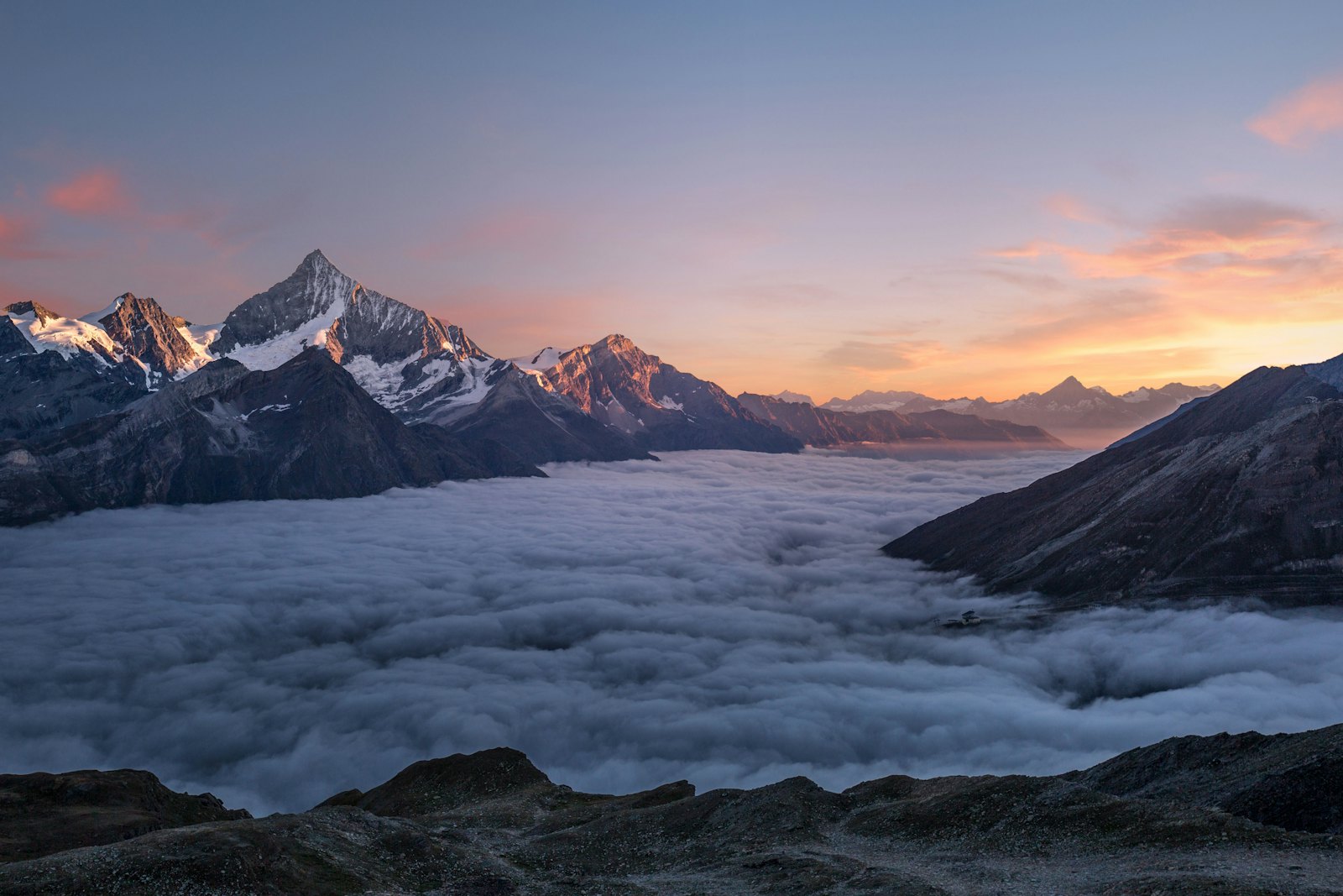 Sommets alpins au-dessus d’une mer de nuages